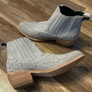 Ice Suede Lark Liberty Black Bootie Size 9, Fit Like 9.5